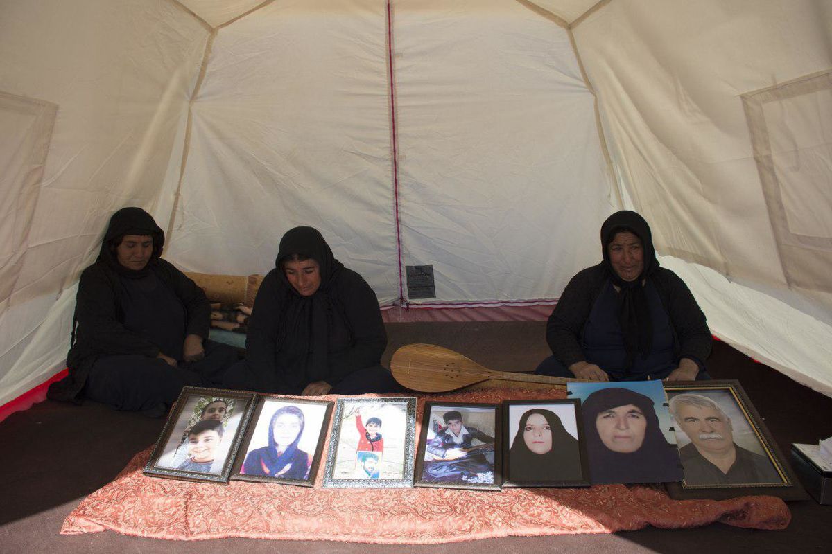 عزاداری زنانه به سبک کردی در چادر خانواده زلزله زده+فیلم اختصاصی