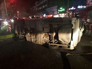 تصادف و واژگونی دو خودرو در بلوار شهید انصاری رشت