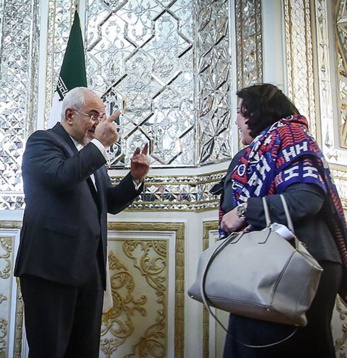 تذکر ظریف به پوشش یکی از زنان دیپلمات هیئت همراه وزیر خارجه انگلیس+فیلم
