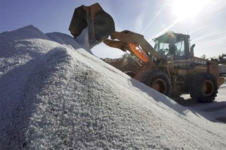 دپوی ٢۵۰۰ تن نمک برای آب کردن برف جاده‌های خراسان شمالی