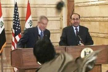 سالگرد پرتاب کفش به جرج بوش در نشست خبری/ تاسف خبرنگار عراقی از برخورد نکردن کفش‌هایش به رئیس جمهوری آمریکا+فیلم