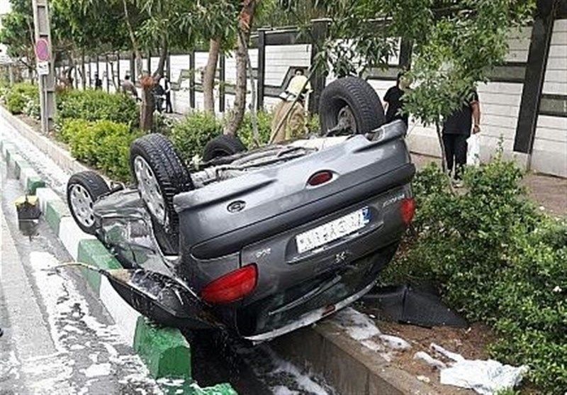 سقوط خودرو سواری در قزوین به داخل جوی آب