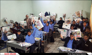 معلمی که دانش آموزانش را روزنامه خوان کرده است/گزارش تصویری