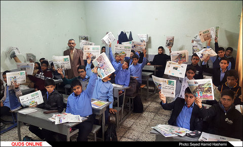 معلمی که دانش آموزانش را روزنامه خوان کرده است