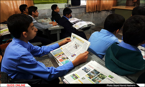 معلمی که دانش آموزانش را روزنامه خوان کرده است
