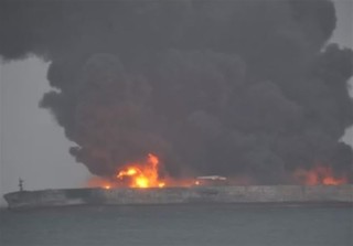 جزئیات آتش‎سوزی نفتکش ایرانی و مفقودی ۳۲ ملوان؛ چین و کره عملیات نجات را آغاز کردند