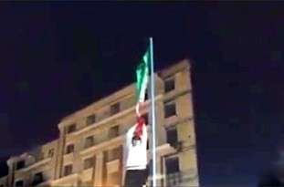 چه کسانی پرچم ایران را پایین کشیدند؟/ روایت صریح از اقدام بی‌شرمانه یک اغتشاشگر+فیلم