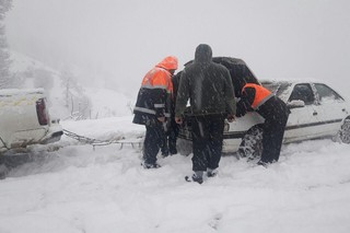 امداد رسانی راهداران چهارمحال و بختیاری به خودروهای گرفتار در برف