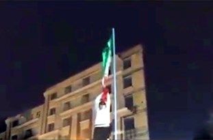 چه کسانی پرچم ایران را پایین کشیدند؟/ روایت صریح از اقدام بی‌شرمانه یک اغتشاشگر+فیلم