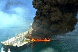 آتش سوزی کشتی نفتکش 