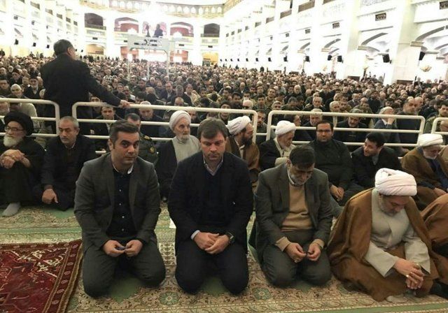 حضور سرمربی ترکیه‌ای تراکتورسازی در نماز جمعه تبریز