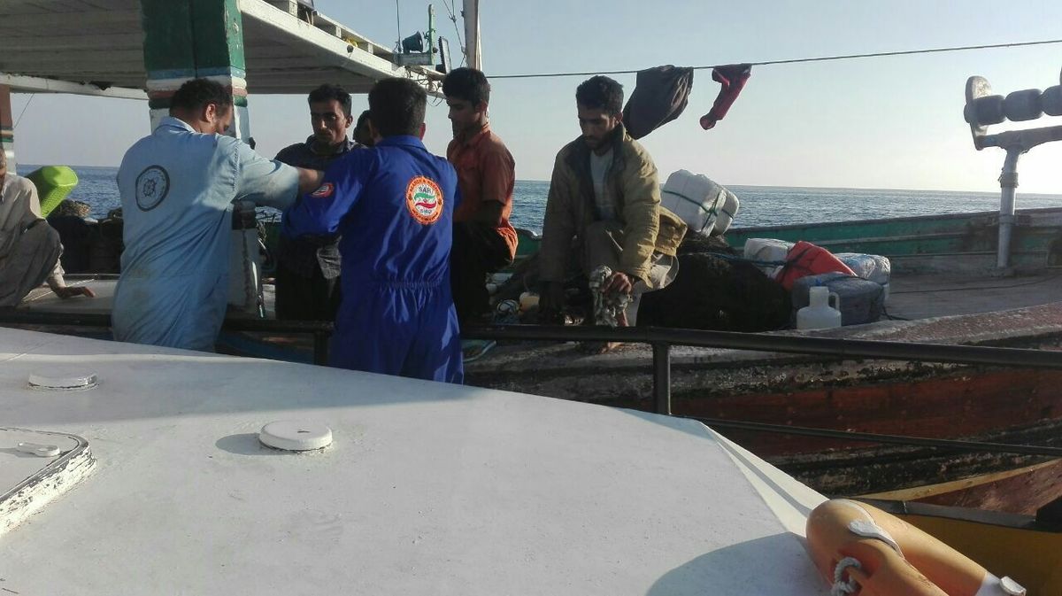 عملیات امداد پزشکی به سرنشین قایق صیادی در آبهای دریای عمان