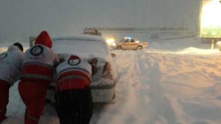 اسکان ۵۰۰ مسافر گرفتار در برف از سوی هلال احمر گیلان