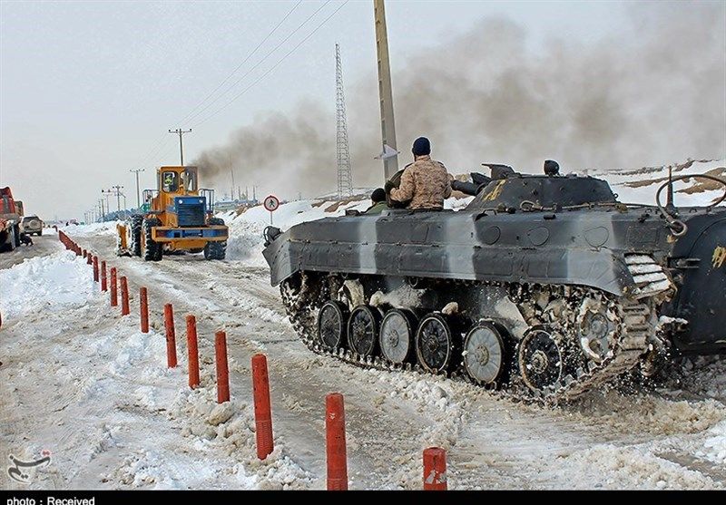 امدادرسانی سپاه به مردم گرفتار در برف + تصاویر

