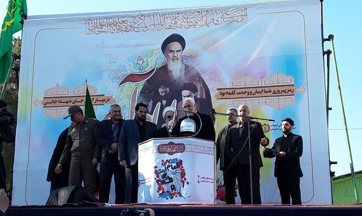 نواخته شدن زنگ انقلاب توسط استاندار در گلستان شهدای همیشه جاوید اصفهان