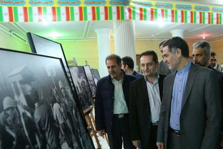 استاندار چهارمحال و بختیاری از نمایشگاه عکاس فرانسوی با موضوع انقلاب اسلامی بازدید کرد