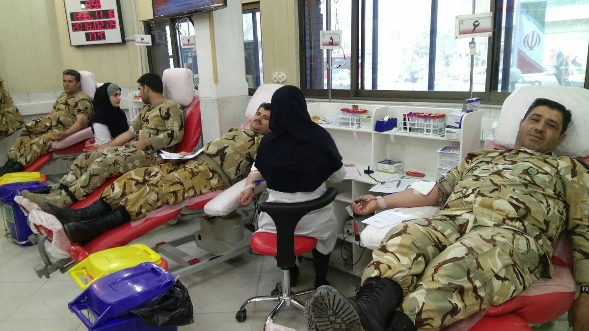 کارکنان قرارگاه عملیاتی لشگر ۱۶ زرهی و تیپ ۱۱۶ شهید صفوی قزوین خون اهدا کردند