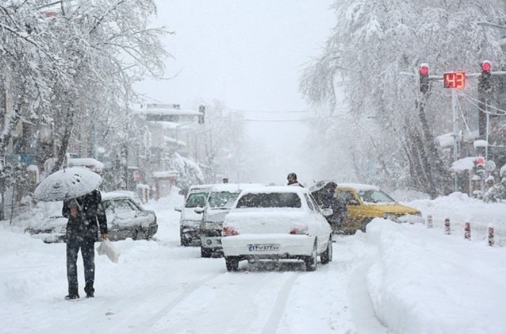 بارش برف و باران در محورهای ۱۰ استان/ ترافیک در آزادراه کرج-قزوین
