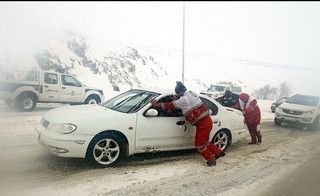 امداد رسانی هلال احمر آذربایجان غربی به حادثه دیدگان در برف