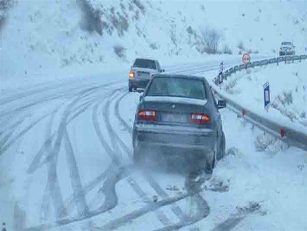 اجتناب از سفرهای غیرضروری/ بارش برف و باران در تمام محورهای قزوین ادامه دارد