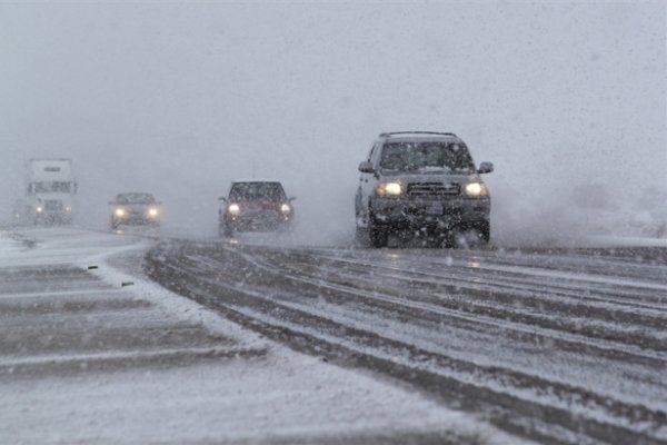 رانندگان تجهیزات زمستانی به همراه داشته باشند/ بارش برف و کولاک در محور قزوین_ الموت 