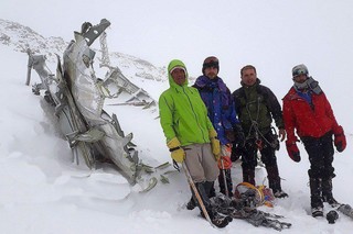 تصاویری از عملیات انتقال پیکرها توسط تیم امداد و نجات اسکی کوهستان