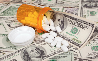 جزئیات قیمت داروهای‌ اساسی وارداتی پس از دلار ۴۲۰۰ تومانی/ دارو گران نمی‌شود