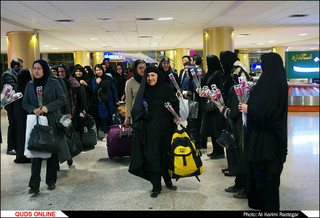 استقبال از بانوان زلزله زده کرمانشاه در فرودگاه شهید هاشمی نژاد مشهد/عکس خبری