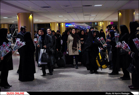 استقبال از بانوان زلزله زده کرمانشاه در فرودگاه شهید هاشمی نژاد مشهد