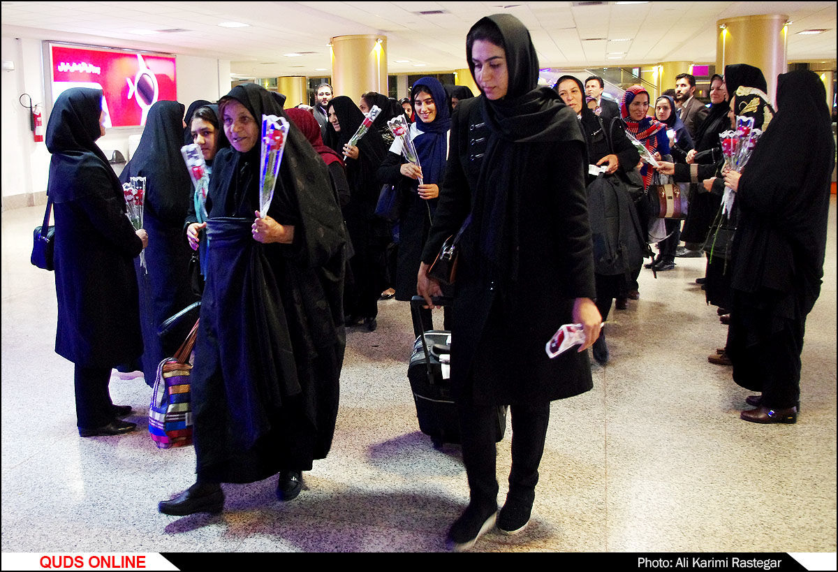 استقبال از بانوان زلزله زده کرمانشاه در فرودگاه شهید هاشمی نژاد مشهد