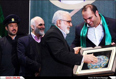بهداد سلیمی و علی هاشمی مدالهای خود را به موزه آستان قدس اهدا کردند