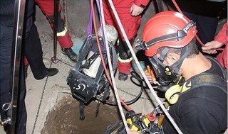نجات معجزه آسای جوان ۲۹  ساله از دل چاه ۳۰ متری توسط آتش نشانان