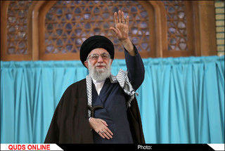 رهبر معظم انقلاب اسلامی در اجتماع عظیم زائران و مجاوران حرم مطهر رضوی علیه‌السلام / گزارش تصویری