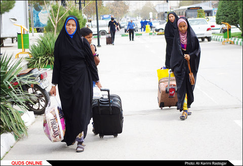 حضور زائران و مسافران در مشهد مقدس