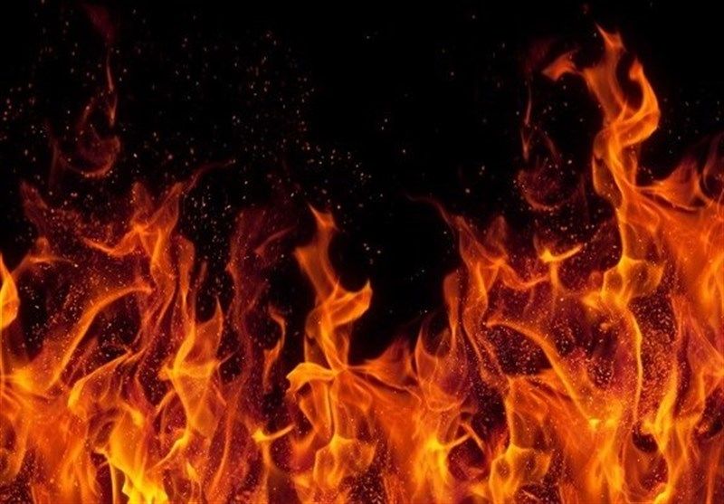 فیلم لحظه وحشتناک محاصره دختران جوان توسط شعله‌های آتش