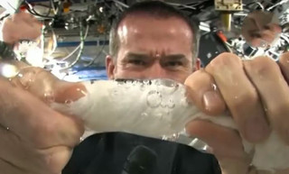 فیلمی از رفتار آب در ایستگاه فضایی ISS