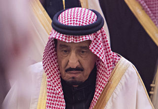عدم تسلط شاه سعودی در روخوانی متن سخنرانی+فیلم