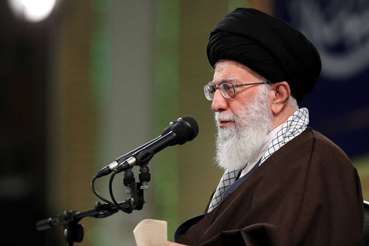 موافقت امام خامنه‌ای با عفو و تخفیف مجازات ۷۱۵ نفر از محکومان
