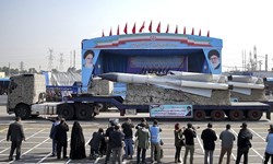 رونمایی از موشک هوشمند جدید ایران در روز ارتش ناظران غربی را شگفت زده کرد