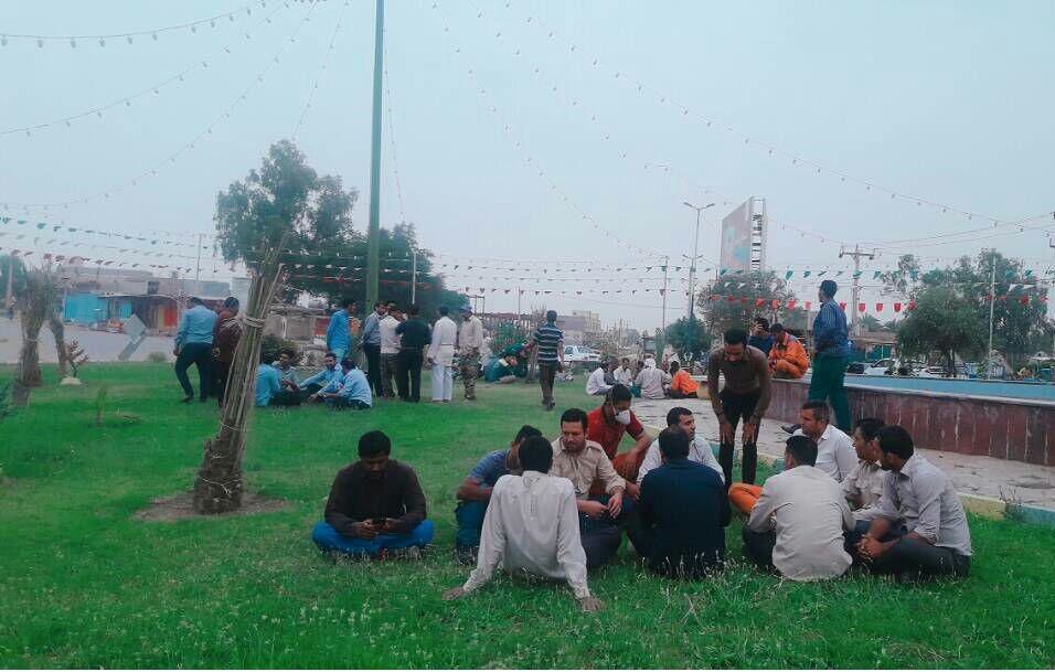 تجمع دوباره کارگران شهرداری حمیدیه در هوای خاکی