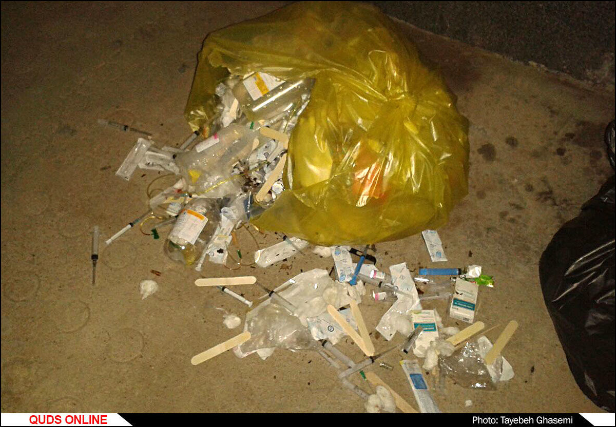 کیسه های پاره زباله های عفونی در شهر اهواز