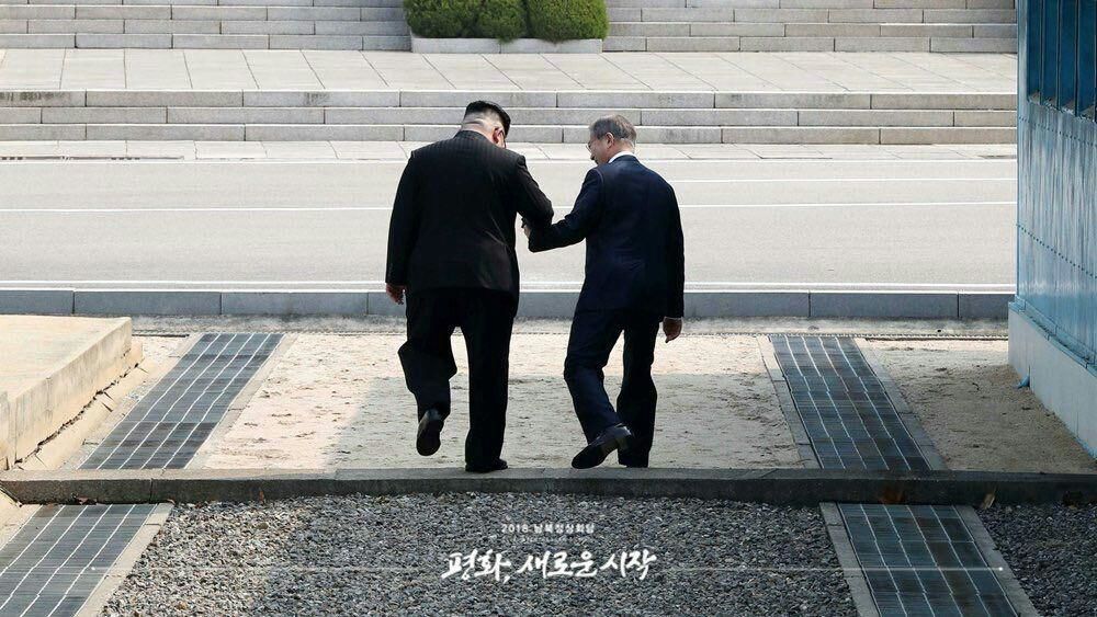 فیلم/ دیدار تاریخی سران دو کره/ «اون» و «این» با یکدیگر قدم زدند
