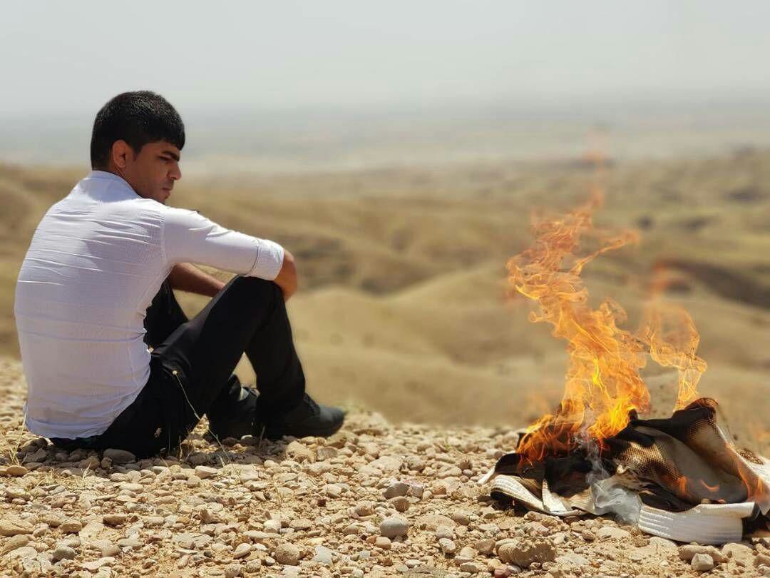 جودوکار خوزستانی لباس‌های جودوی خود را به آتش کشید