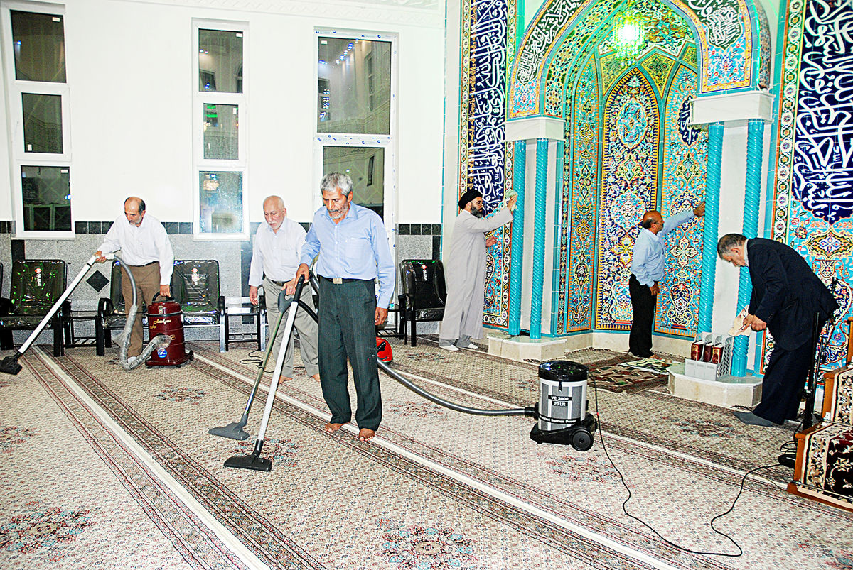 چراغانی دل‌های مشتاق در شب‌های غبارروبی مسجد
