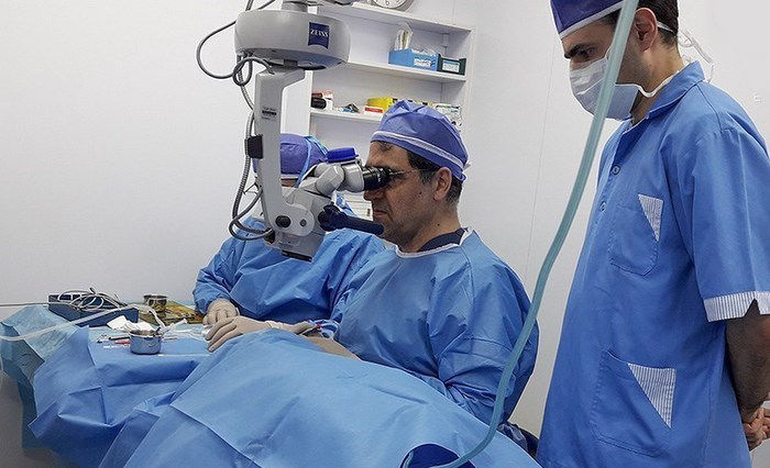 جراحی چشم اهالی زلزله زده  سرپل ذهاب توسط وزیر بهداشت
