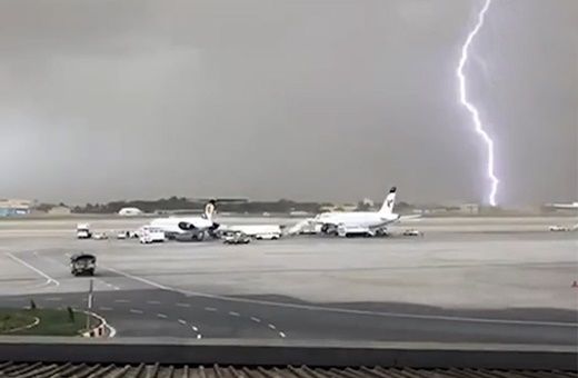 فیلم | لحظه برخورد صاعقه با زمین فرودگاه مهرآباد
