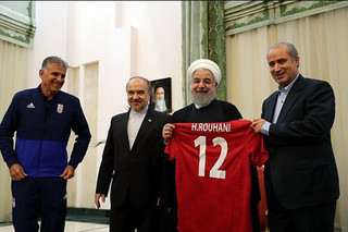 اهدای پیراهن شماره ۱۲ به رئیس جمهوری/ روحانی: طوری بازی کنید که سربلند از زمین خارج شوید حتی اگر پیروز نباشید