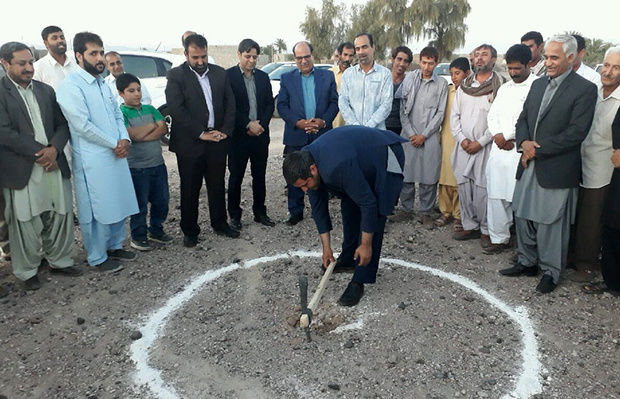 کلنگ زنی اولین چمن مصنوعی در روستای حمیدآباد شهرستان دلگان
