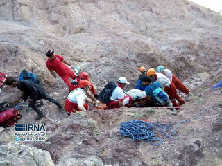 18 کوهنورد مشهدی در ارتفاعات برف ریز نیشابورنجات یافتند