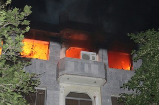 یک منزل مسکونی در مشهد در آتش سوخت